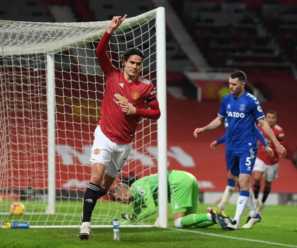 El primer gol de Manchester United ante Everton fue de Cavani quien ya lo festeja ante la desazón rival