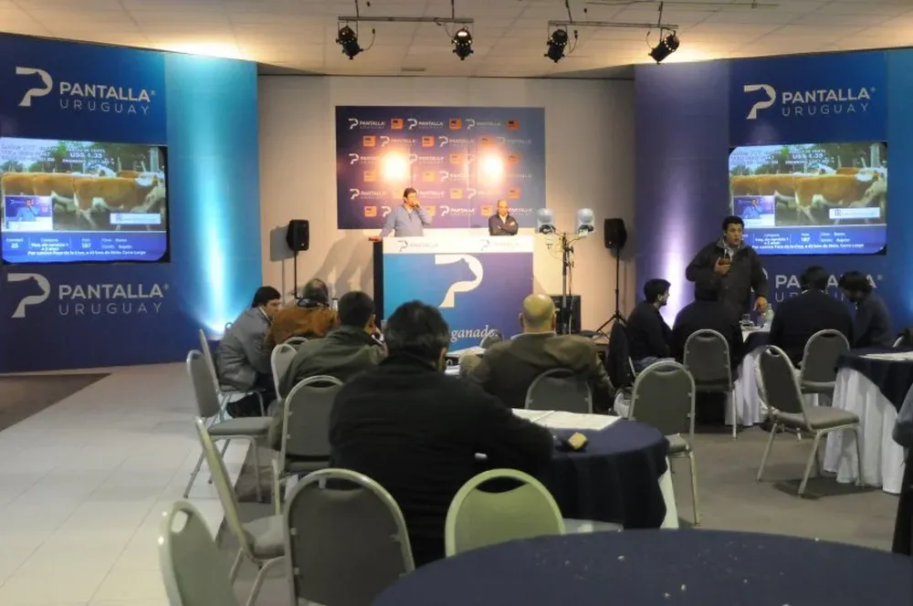 Un momento de la comercialización realizada este jueves desde la Rural del Prado.