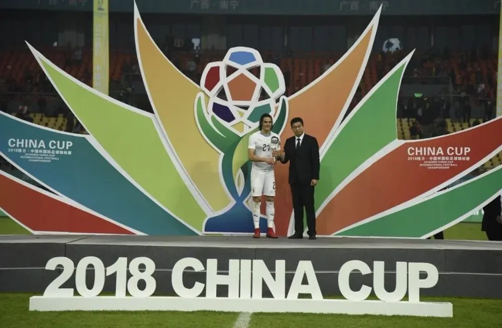Cavani al recibir el premio de MVP de la China Cup