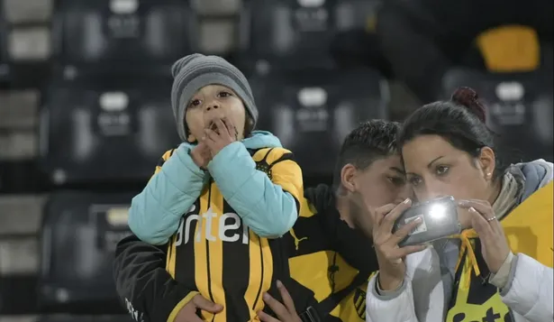 Hinchas de Peñarol en el Campeón del Siglo