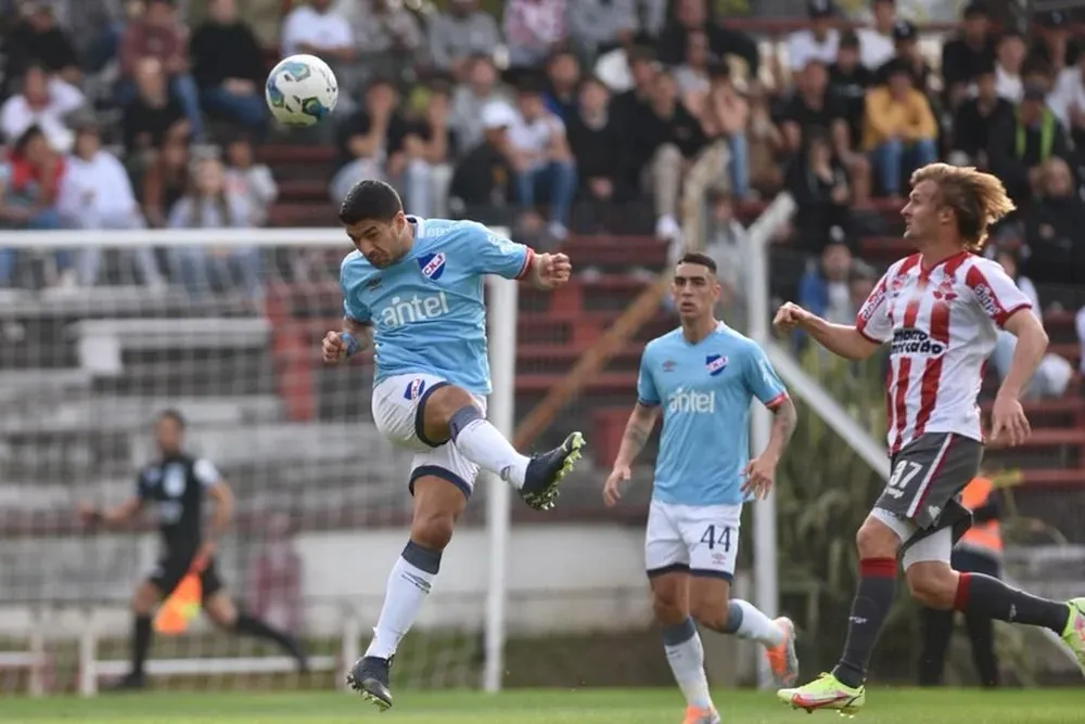 El salto de Suárez, quien al final del juego intercambió camiseta con Borbas