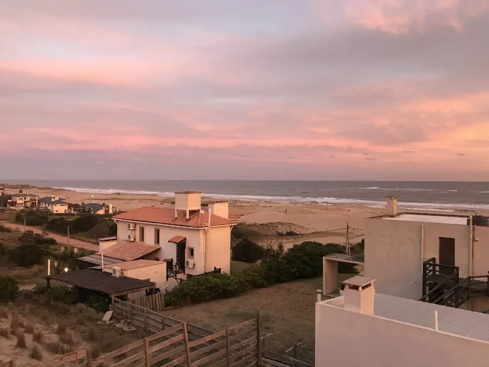 Vista de una de las casas en Punta del Diablo.