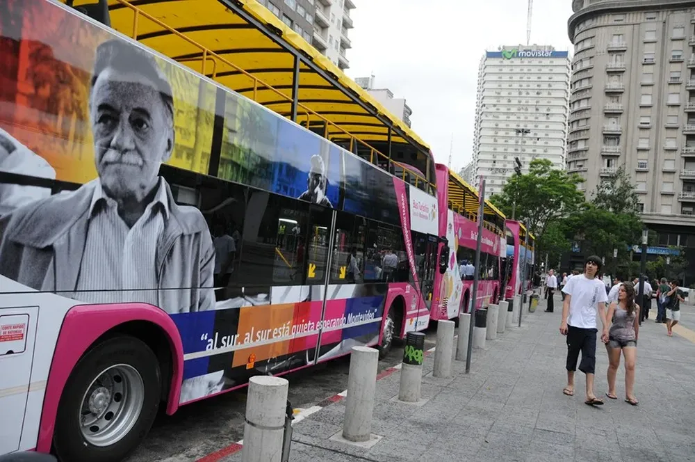 Los nuevos buses turísticos realizan tours de la ciudad con siete paradas, por 25 dólares