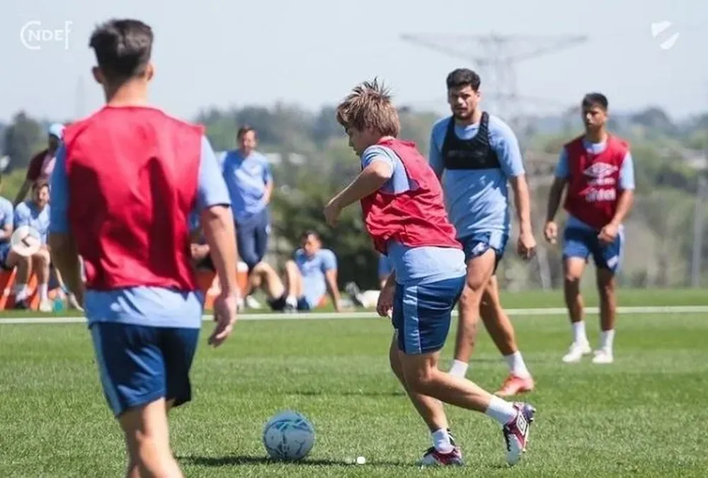 Jeremías Recoba entrenando en Nacional ante el primer equipo