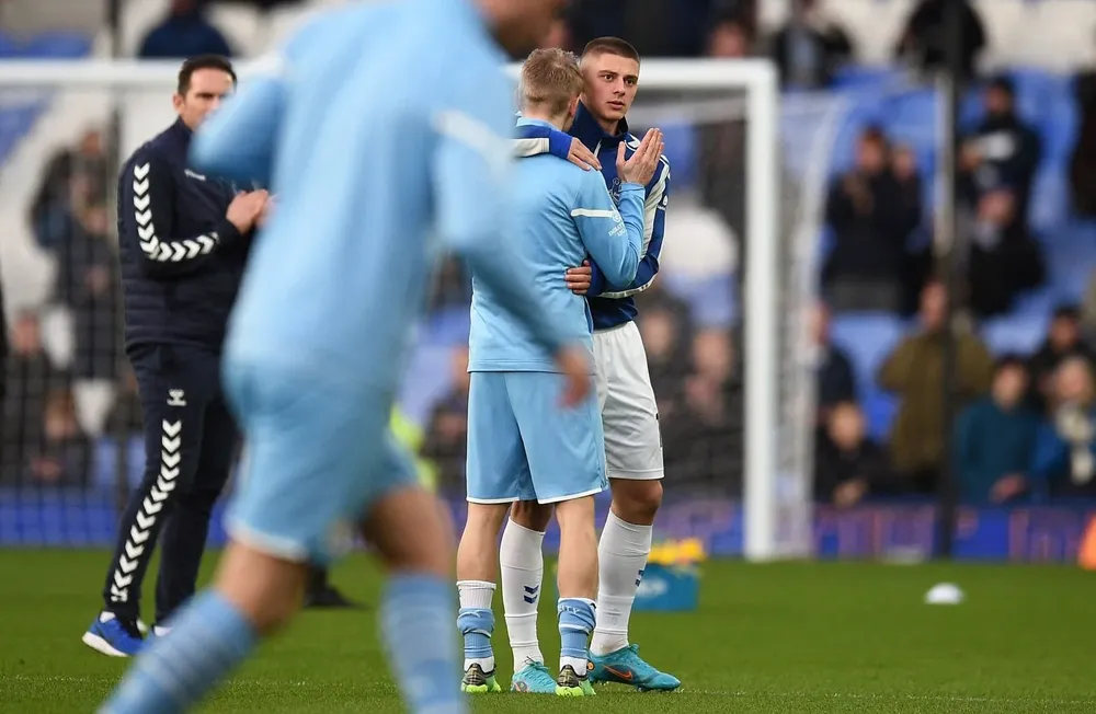 El abrazo entre Mykolenko y Zinchenko, ambos ucranianos