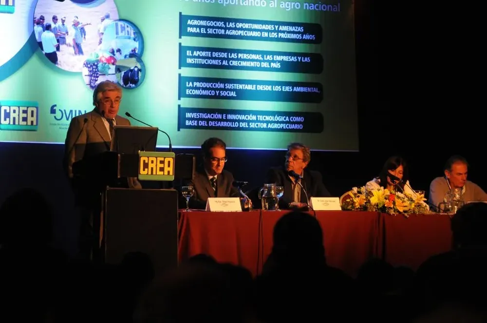 Tabaré Aguerre, esta noche, en el acto de apertura del Congreso CREA.