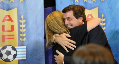 Ignacio Alonso, presidente de la AUF, celebra el triunfo en las elecciones con Andrea Lanfranco