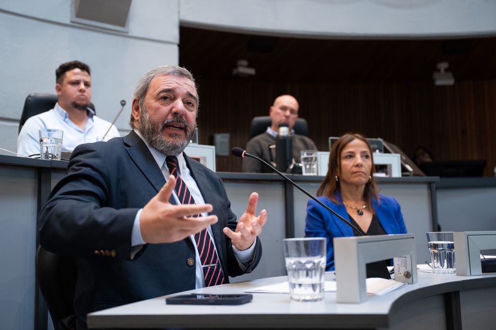 El intendente Mario Bergara y la directora de Recursos Financieros, Laura Tabárez, en la Junta Departamental