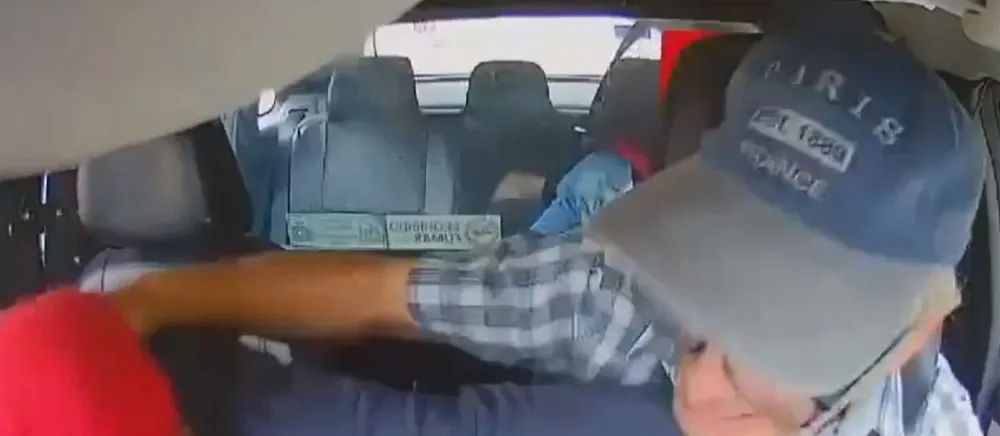 Pelea entre el taxista y el hombre que lo quiso robar