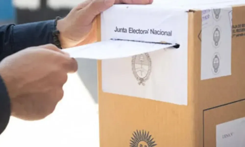 Un aspecto interesante del informe es cómo la valoración de la democracia está relacionada con la edad de los encuestados.