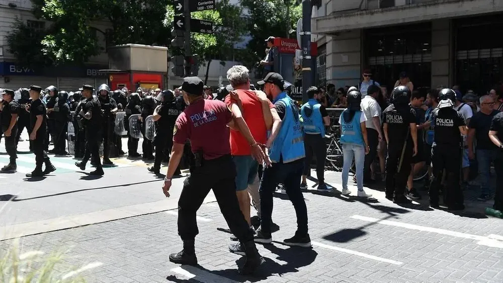 Tensión en CABA: la policía intenta frenar un corte en Avenida Corrientes