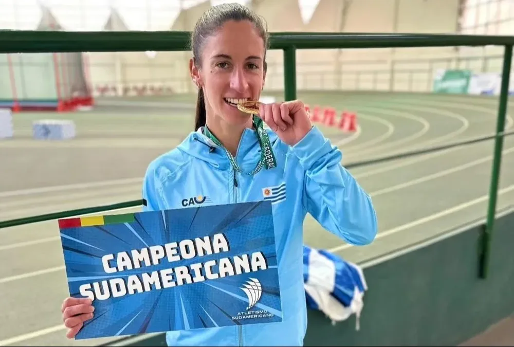 Pia Fernández con su medalla de oro en 800 m