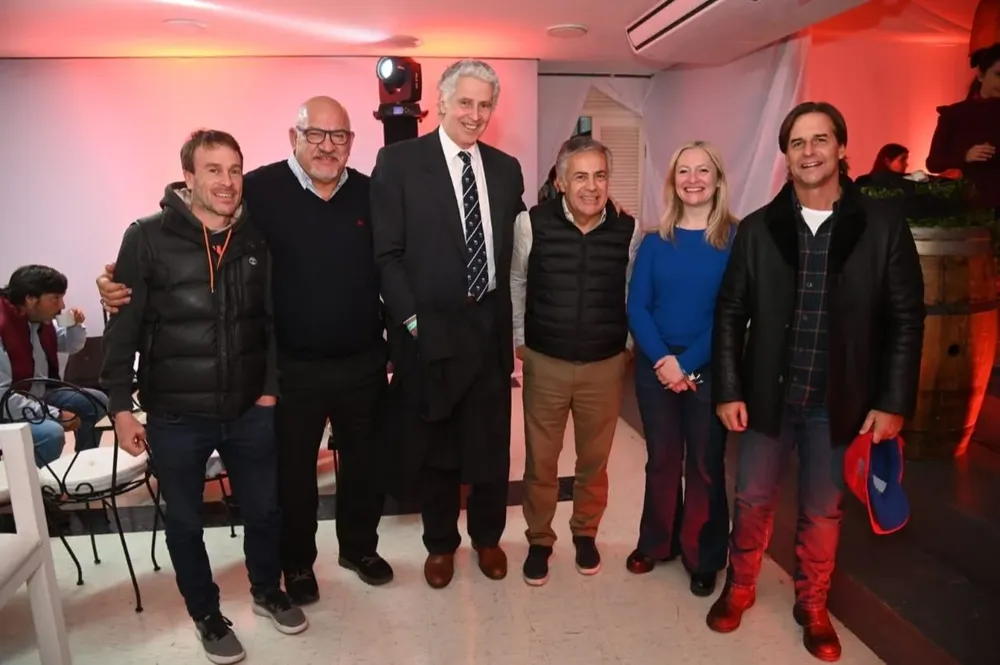 Luis Lacalle Pou junto a autoridades de Mendoza, el presidentede la UAR Gabriel Travaglini y el expresidente Carlos Araujo, en un partido de rugby disputado en esa ciudad