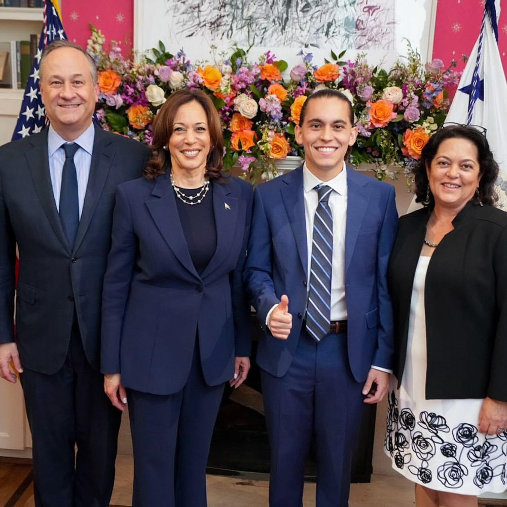 Espina junto a la demócrata Kamala Harris