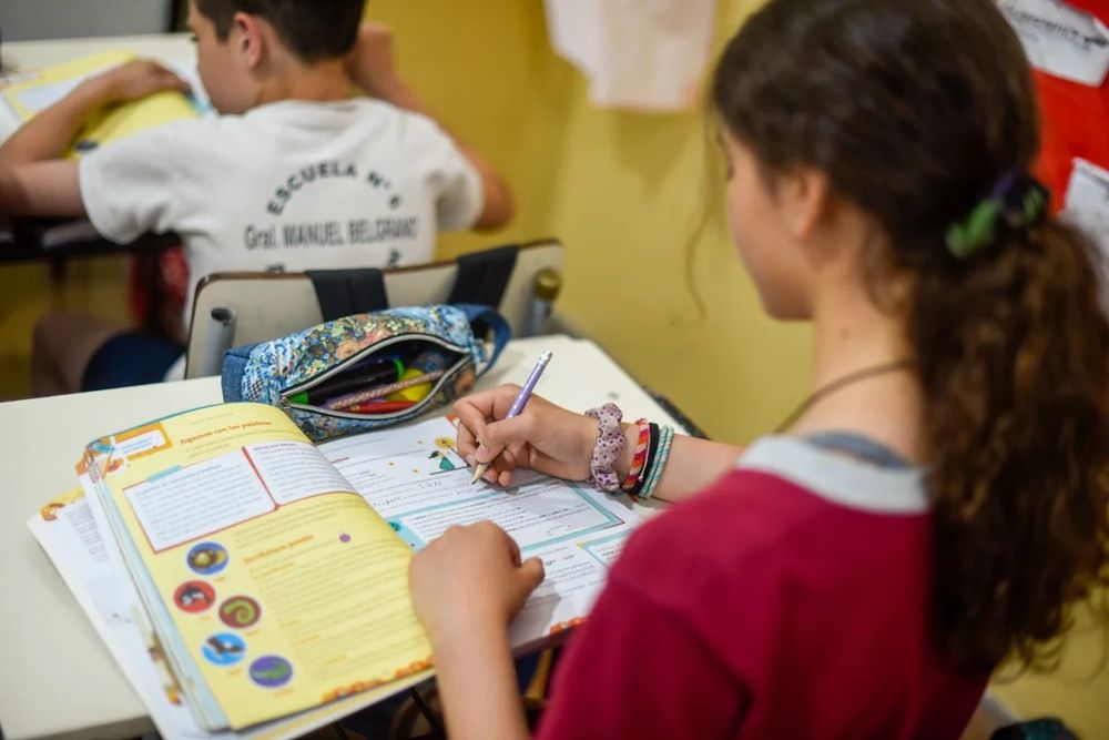 La Argentina se encuentra en el puesto 1 de la OCDE en desatención por uso de celular en la clase de matemática, dicho por los propios estudiantes.