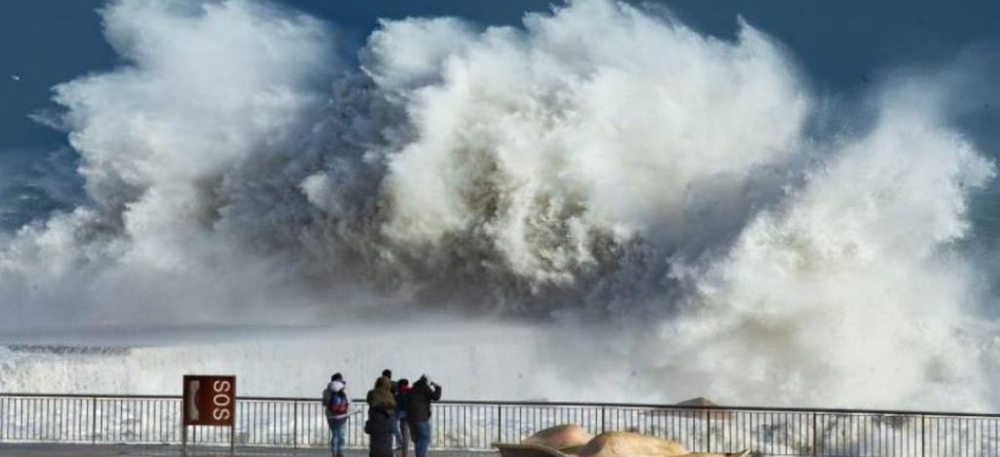 Alerta por fuertes vientos y oleajes en Cataluña.