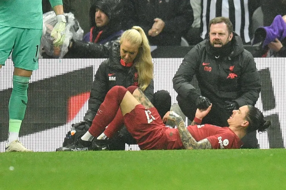 Darwin Núñez sigue con problemas en el hombro