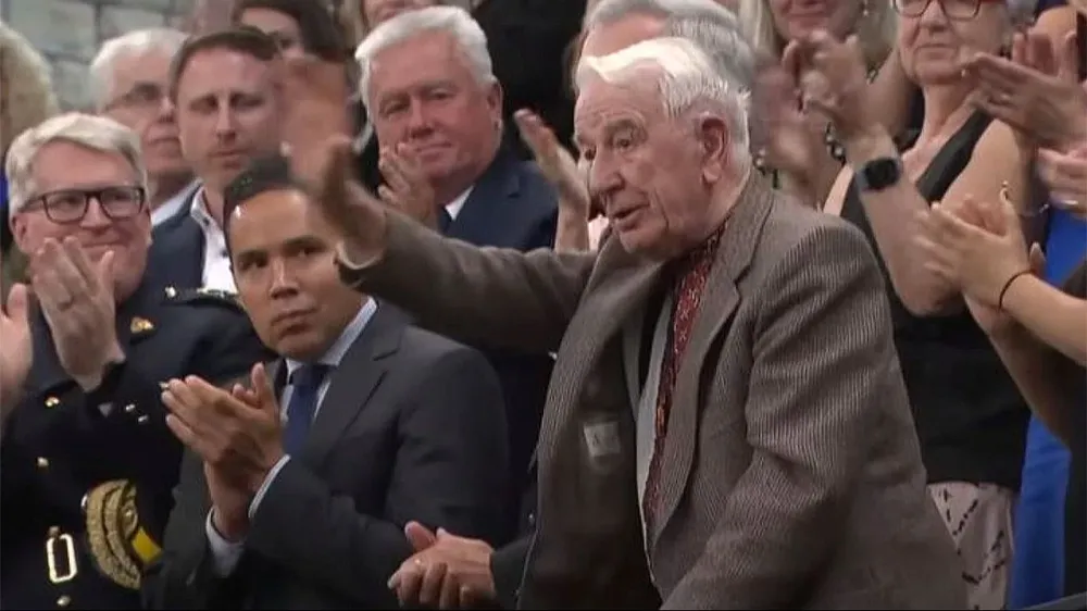 El criminal de guerra nazi Yaroslav Hunka saluda en el Parlamento canadiense.