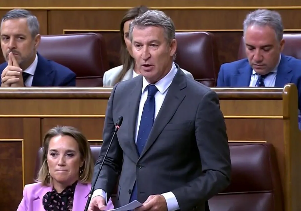 Alberto Núñez Feijóo, renieva su imagen sin gafas y con canas al natural.