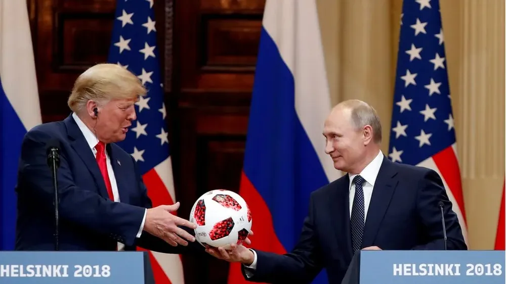 ¿Otro gol de Putin? El presidente de Rusia le entrega un balón de fútbol del Mundial a Donald Trump, tras la cumbre de ambos mandatarios en Helsinki.