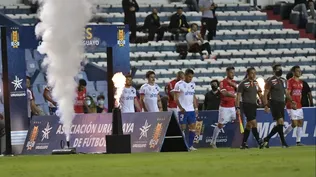 Nacional-Rentistas en la primera final del Uruguayo. Los planteles ingresan a la cancha
