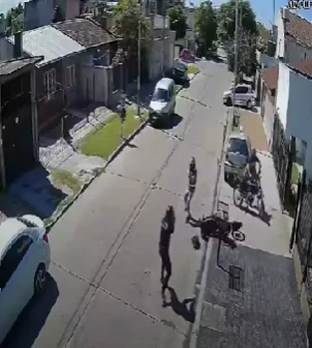 El momento del feroz tiroteo captado por una cámara de seguridad