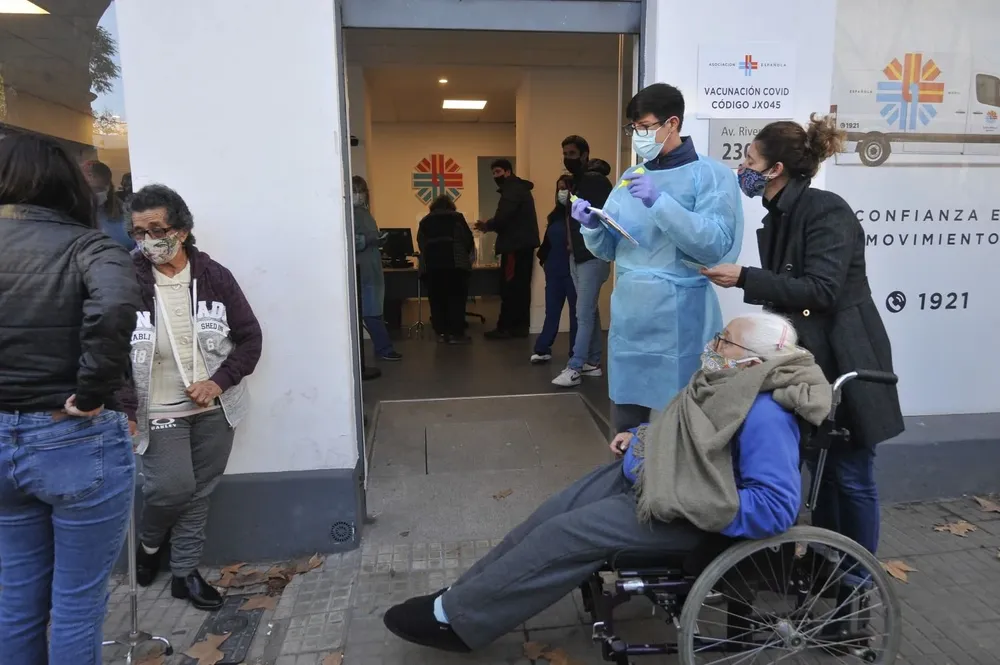 Los mayores recibirán la inyección luego de haber recibido las dos primeras dosis de Pfizer o Astrazeneca