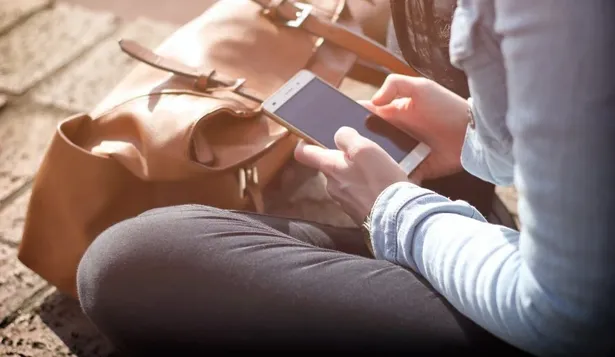 Casi 50% de los uruguayos usa su celular cada 15 minutos