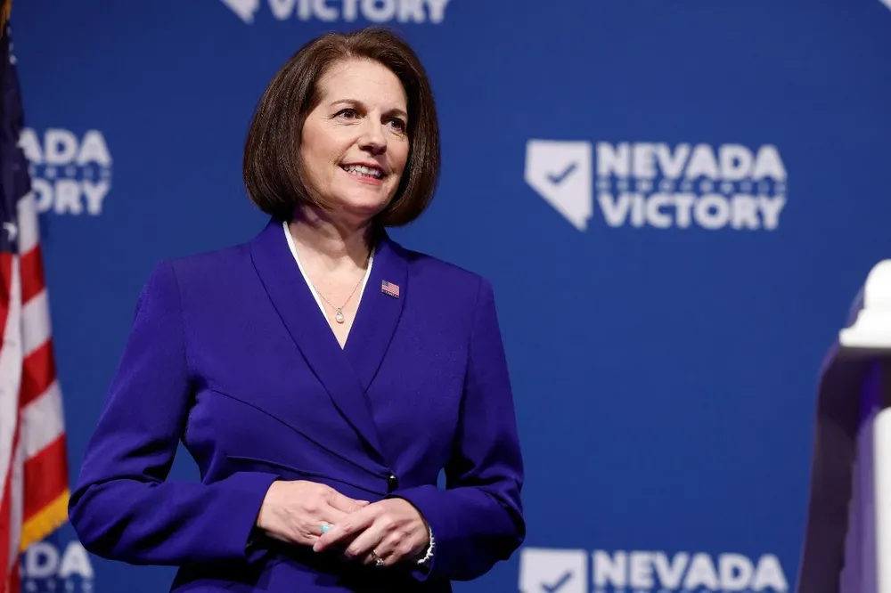 Las cadenas de TV anunciaron el sábado que la demócrata Catherine Cortez Masto retuvo la banca del Senado de Nevada, con lo cual el partido oficialista se queda con 50 de los 100 escaños de esa cámara