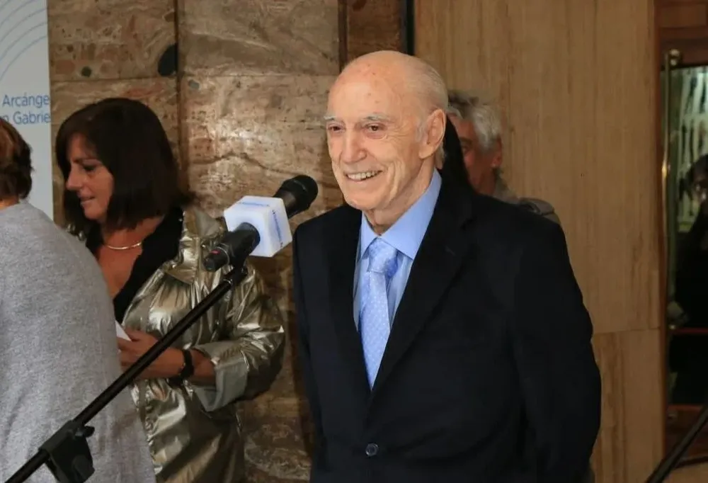 El locutor argentino Cacho Fontana, conocido por programas como Odol pregunta y La campana de cristal