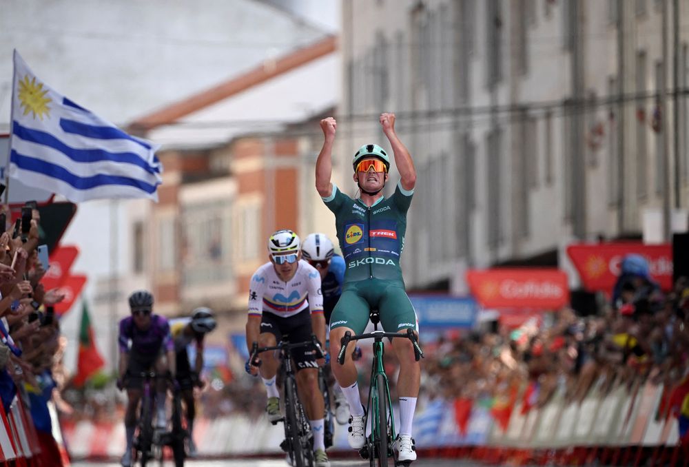 La bandera uruguaya que se coló en la llegada del danés Mads Pedersen quien celebró ganar una etapa de la Vuelta a España