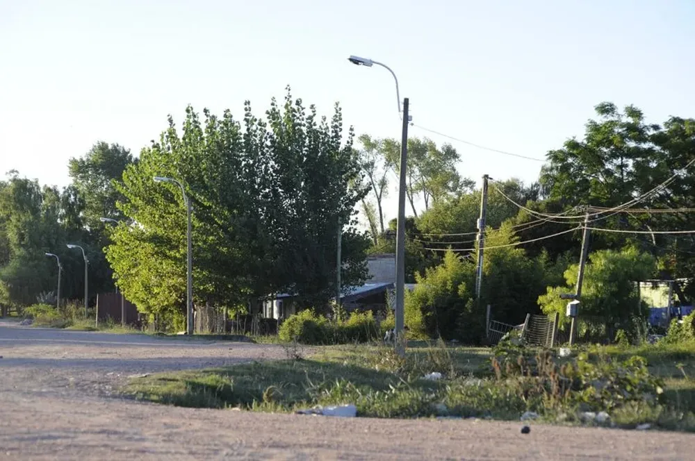 En esta esquina de Manga un ladrón que fugaba de la Policía atropelló a dos niñas y mató a una.