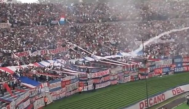 La bengala que tiró la hinchada de Nacional en el clásico por la final del Torneo Intermedio