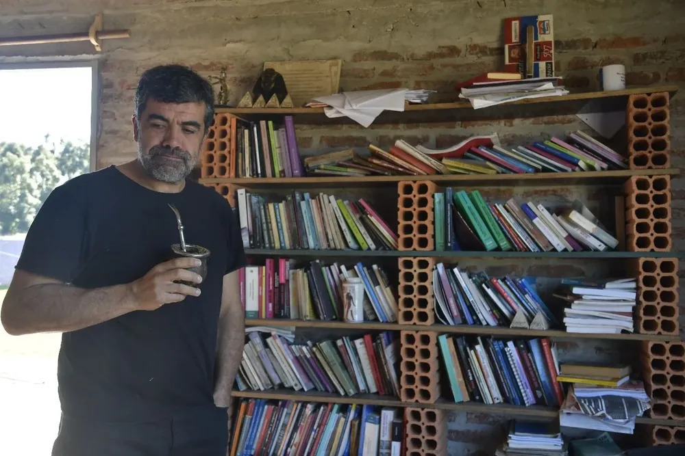 Óscar Andrade, en la casa donde vive, en San Luis.