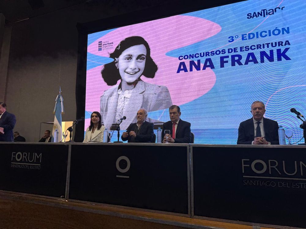 El gobernador de Santiago del Estero, Gerardo Zamora, en el acto de lanzamiento del concurso literario del Centro Ana Frank.