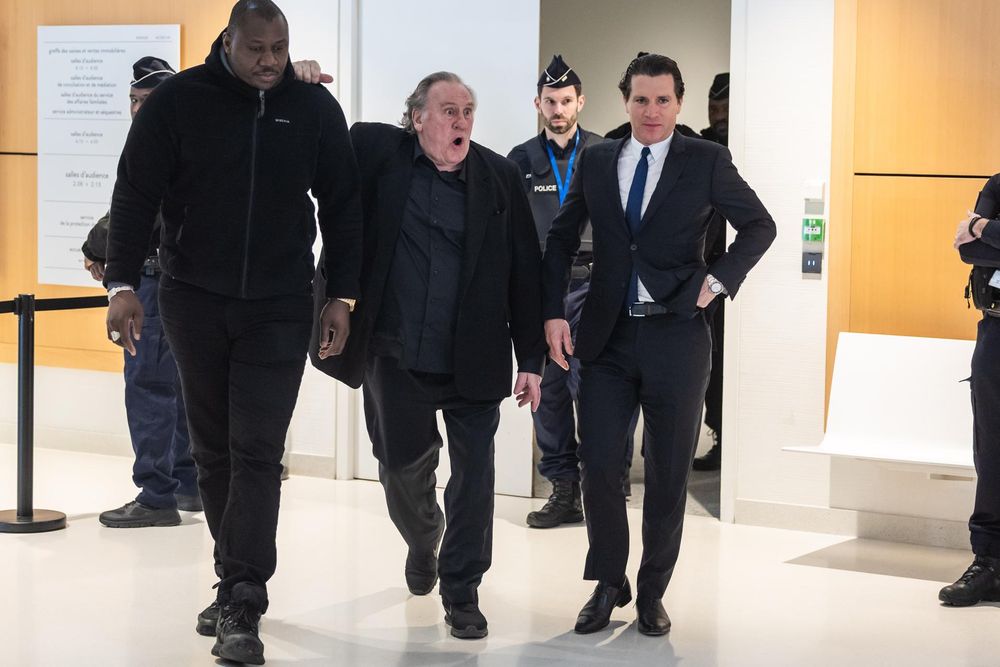 El actor francés Gerard Depardieu y su abogado Jeremie Assous llegan al Tribunal de París en el segundo día de su juicio en París.