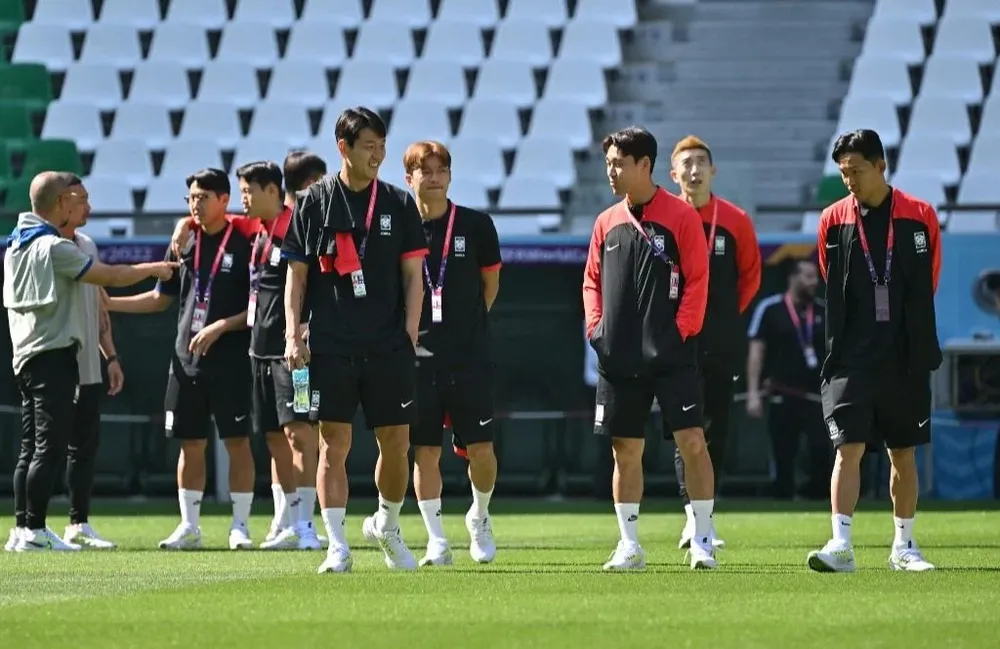 Jugadores coreanos recorren el campo del estadio Education City, en el que debutarán contra Uruguay