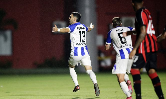 Facundo Peraza de Cerro Largo festeja su gol ante Vitória de Brasil por Copa Sudamericana