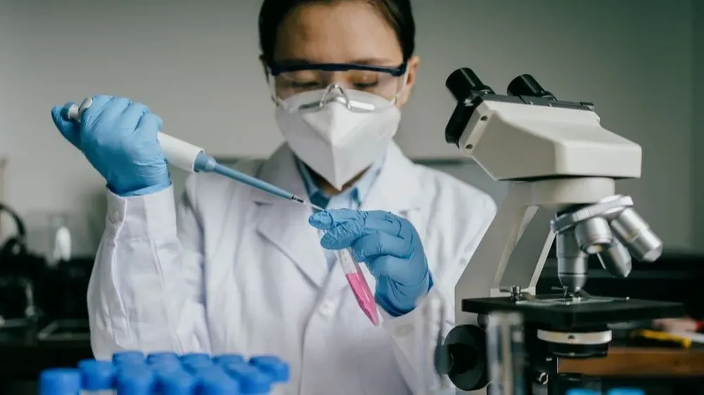 La vacuna es la herramienta fundamental para combatir a Ómicron