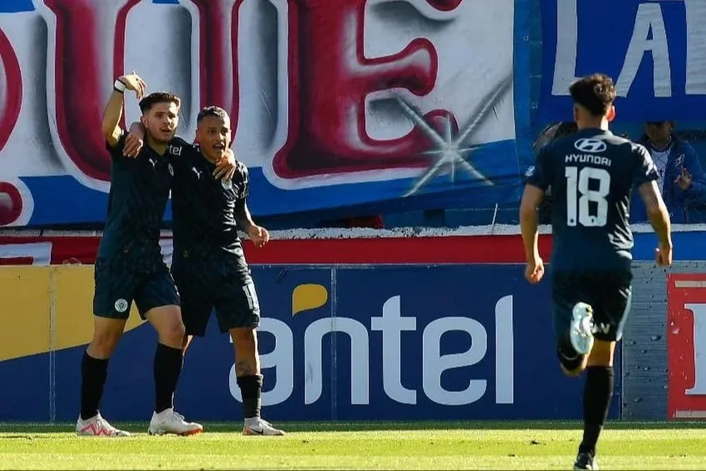 El festejo de Tiago Palacios por el gol que luego anuló el árbitro tras revisar el VAR