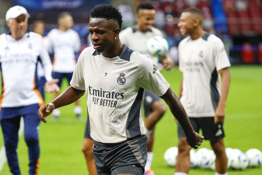 El delantero brasileño de Real Madrid Vinícius Jr se ejercita junto al resto de sus compañeros