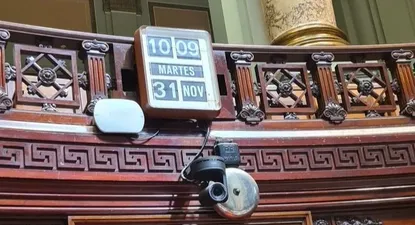 el error en el reloj del parlamento y el comentario ironico de andrade