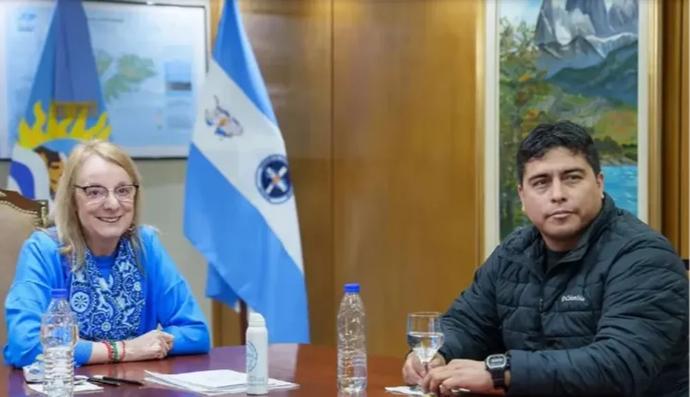 La ex gobernadora Alicia Kirchner y su sucesor, Claudio Vidal, ahora enfrentados.