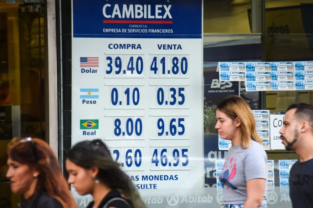 En la pizarra al público del BROU el dólar registró un avance de 20 centésimos.