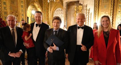 El canciller Gerardo Werthein, el empresario Elon Musk, el presidente argentino Javier Milei, el presidente electo de los Estados Unidos Donald Trump y la secretaria general de la Presidencia Karina Milei