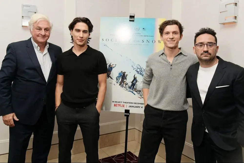 Roberto Canessa, Enzo Vogrincic, Tom Holland y Juan Antonio Bayona