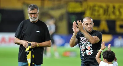 Homenaje a Walter Gargano de Peñarol, el Indio Olivera le entregó una camiseta
