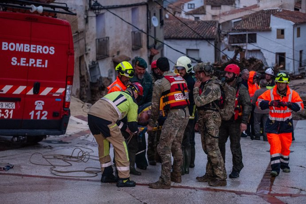 Los equipos de emergencia trabajan sin descanso para rescatar a las personas atrapadas y a los desaparecidos