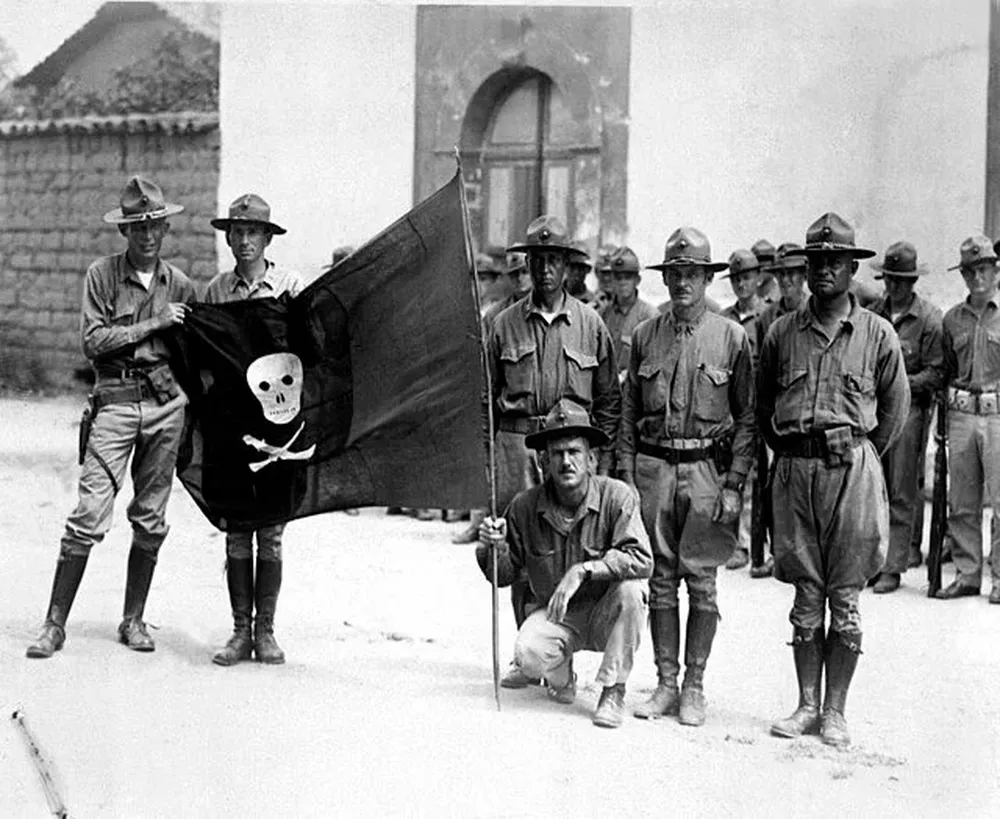 Un pelotón del cuerpo de Marines de los Estados Unidos con la bandera de Augusto César Sandino.