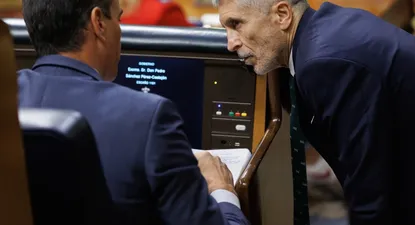 El presidente del Gobierno, Pedro Sánchez (i) y el ministro de Interior, Fernando Grande-Marlaska (d),